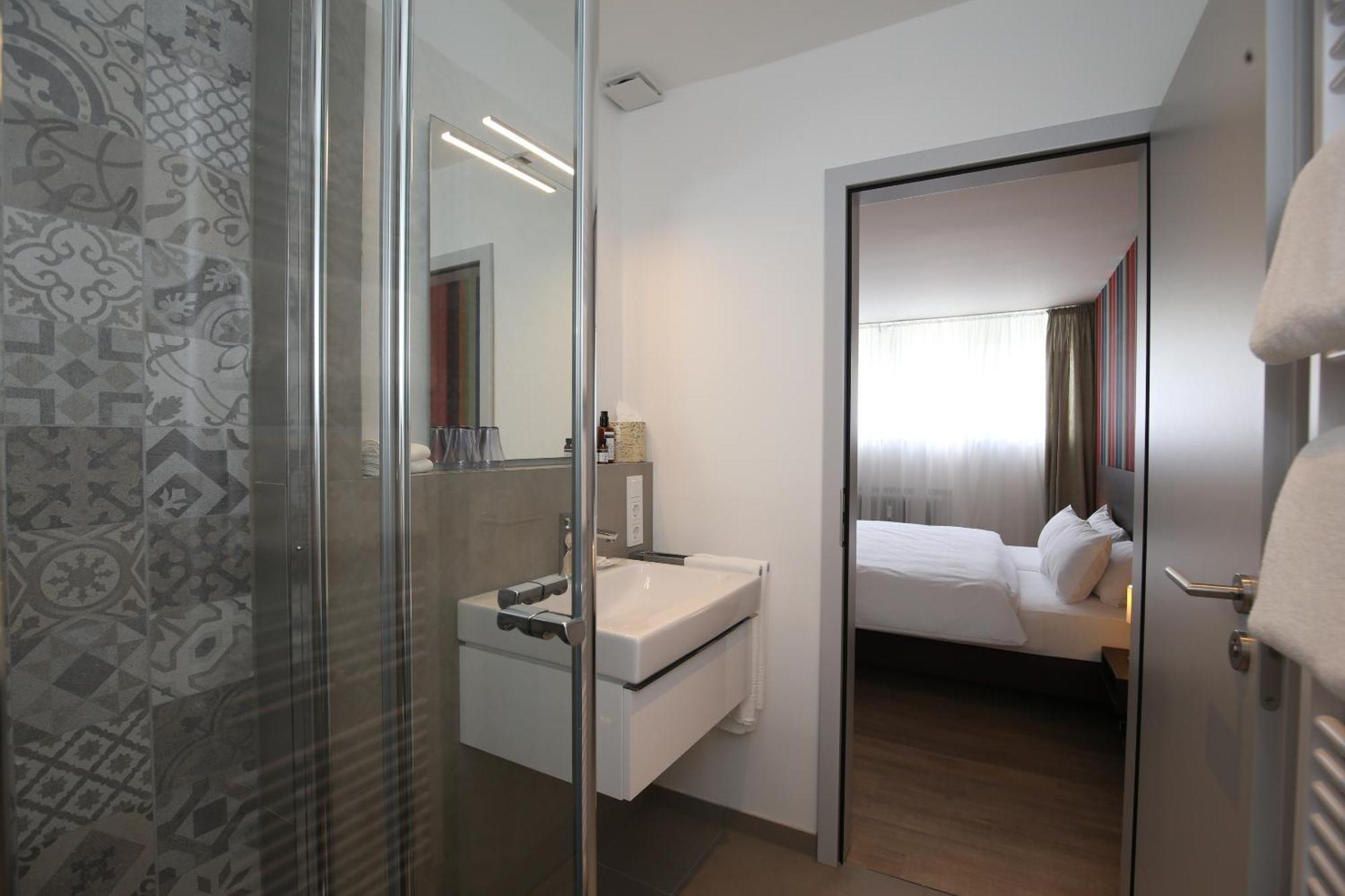 Hotel Faehrhaus Km734 دوسلدورف الغرفة الصورة