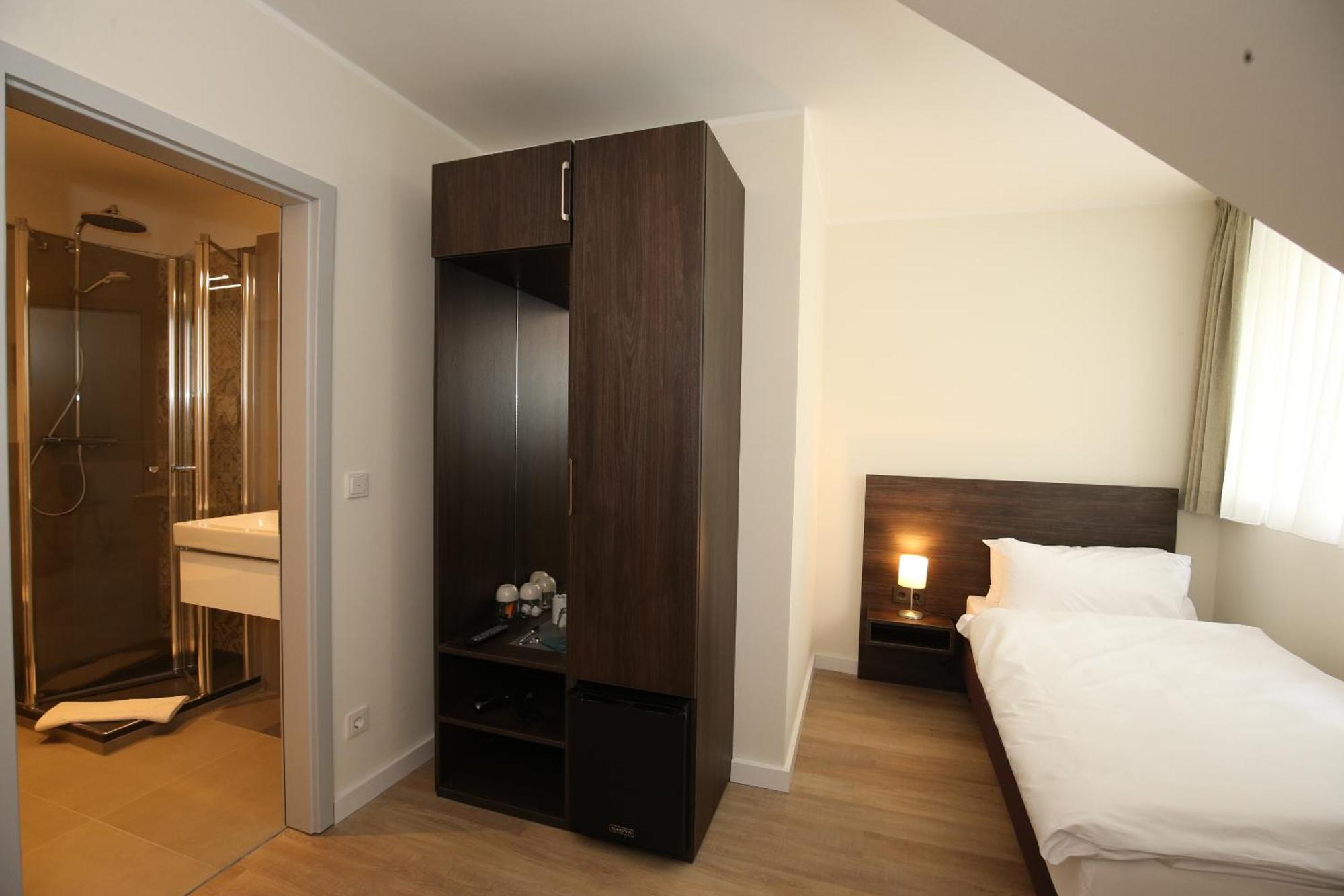 Hotel Faehrhaus Km734 دوسلدورف الغرفة الصورة