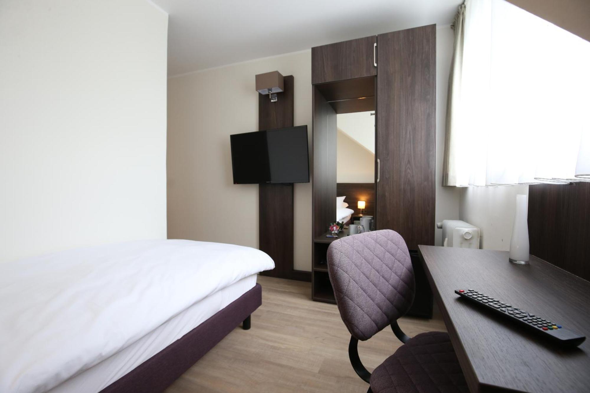 Hotel Faehrhaus Km734 دوسلدورف الغرفة الصورة