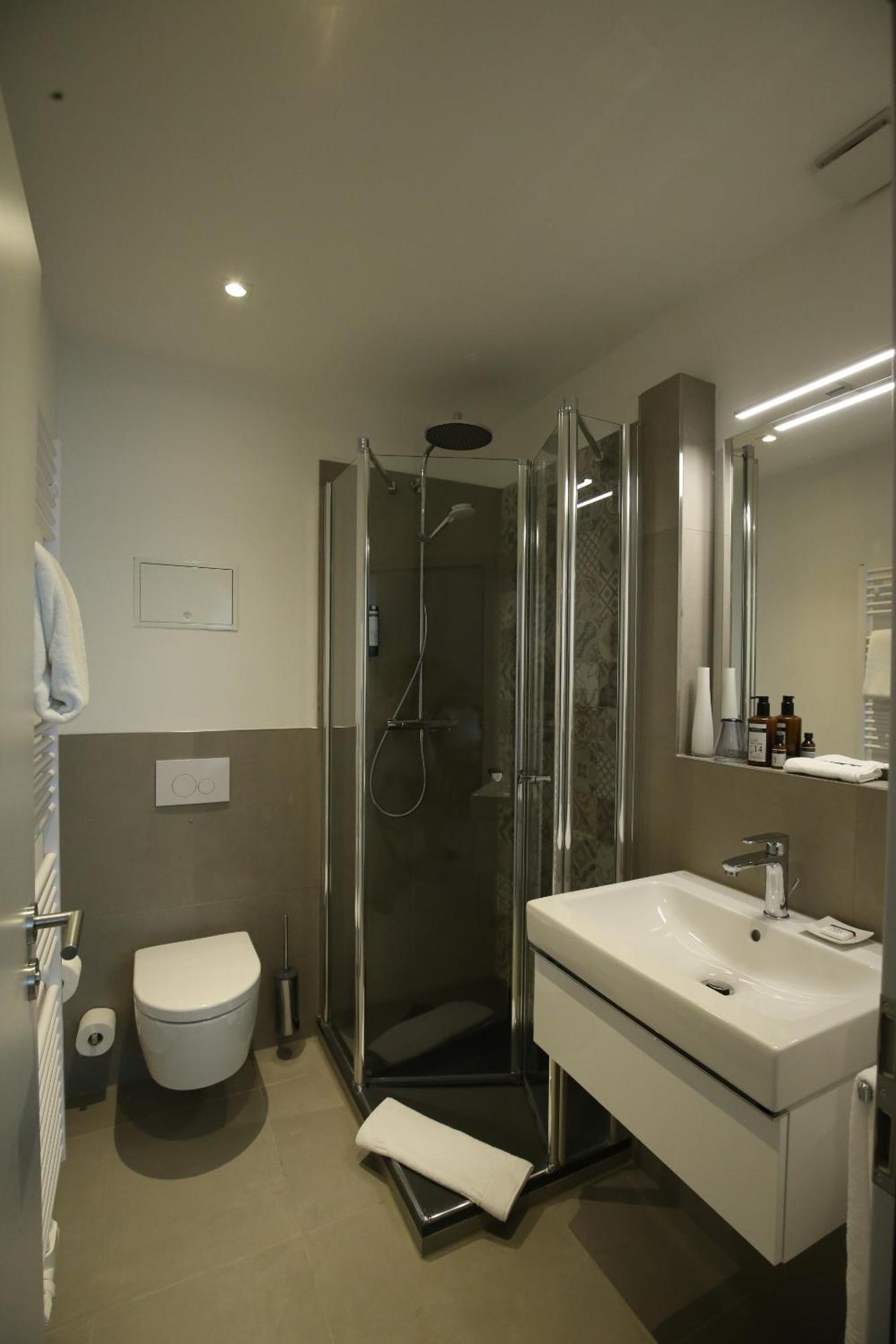 Hotel Faehrhaus Km734 دوسلدورف الغرفة الصورة