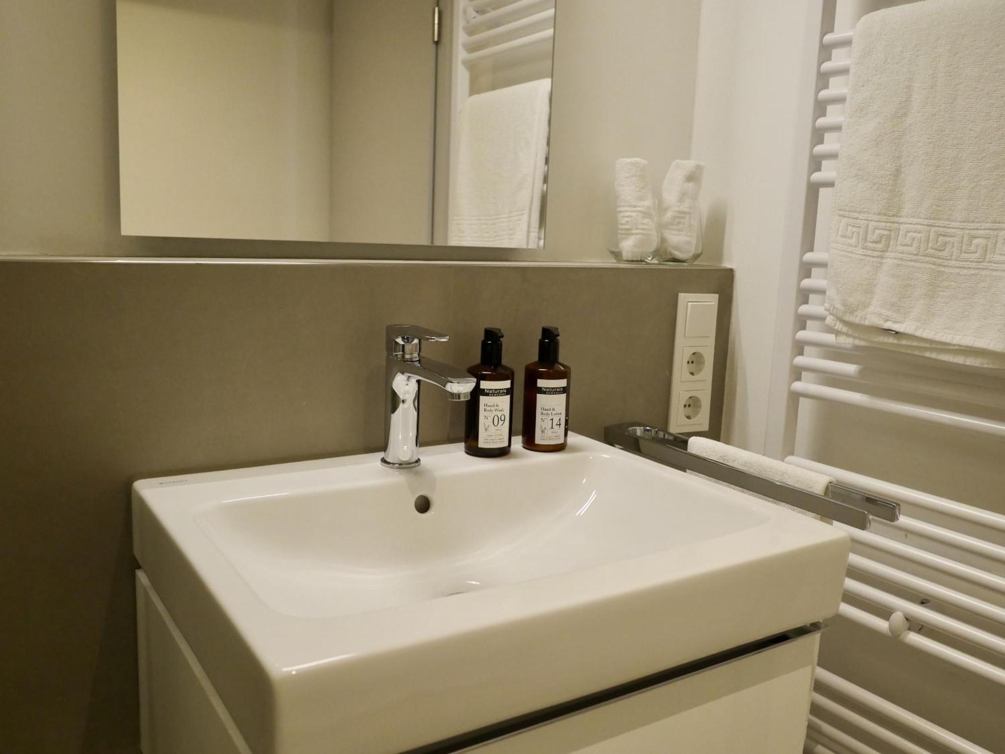 Hotel Faehrhaus Km734 دوسلدورف الغرفة الصورة
